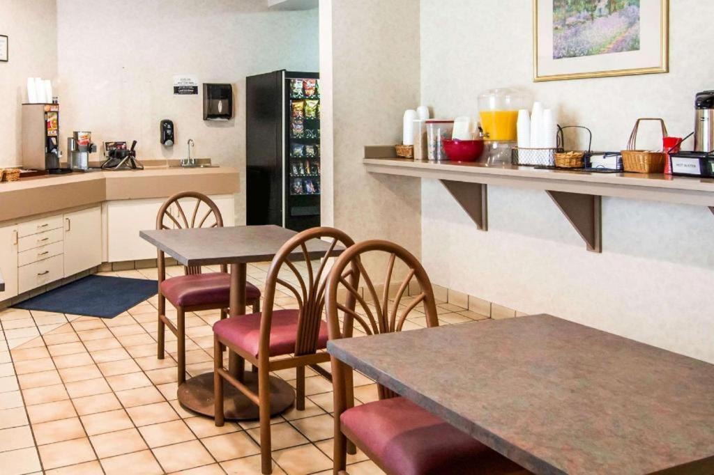 Rodeway Inn Salem Bagian luar foto