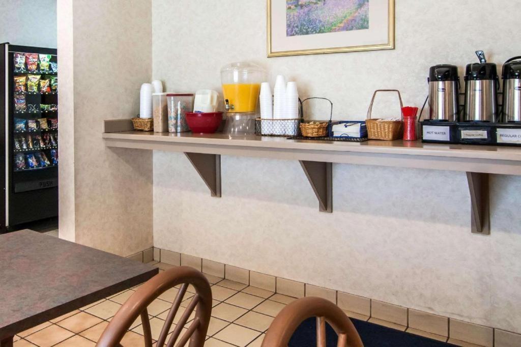 Rodeway Inn Salem Bagian luar foto